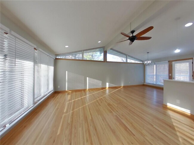 Building Photo - 1475 Valley Dr