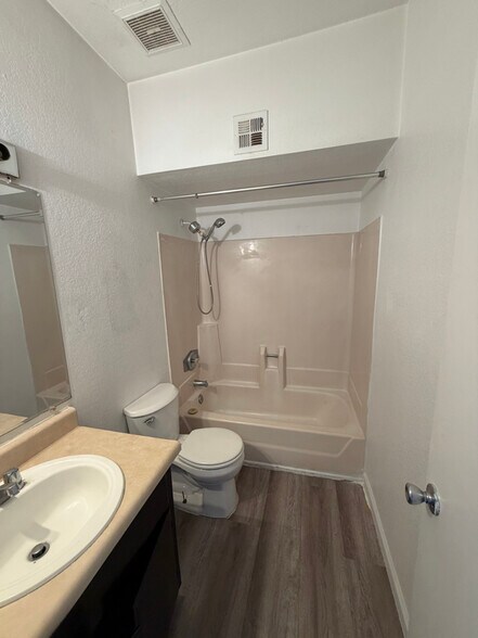 Building Photo - 2833 E Le Marche Ave