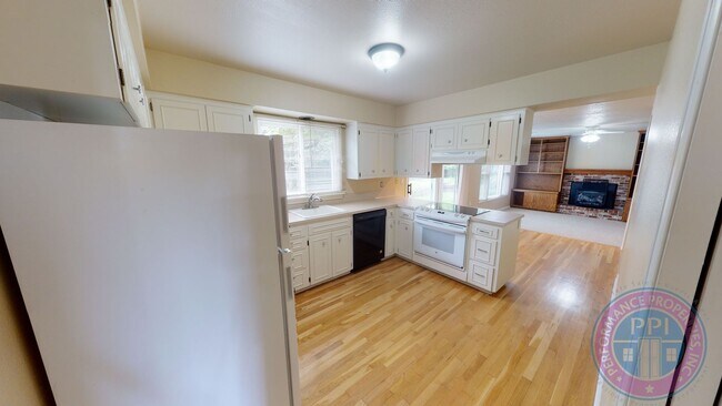 Building Photo - 2404 Saddle Ct
