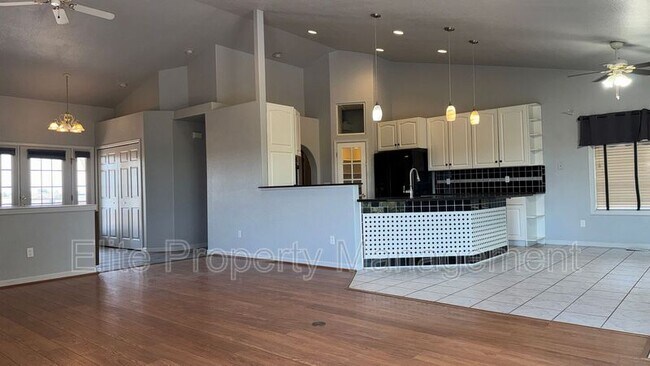 Building Photo - 629 W Kenosha Dr
