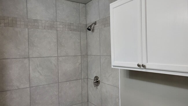 Building Photo - Totally Updated 3/1/2 A MUST SEE! Available July 2026