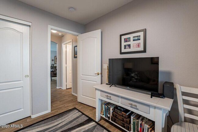 Building Photo - 1402 E Cherry Hills Dr