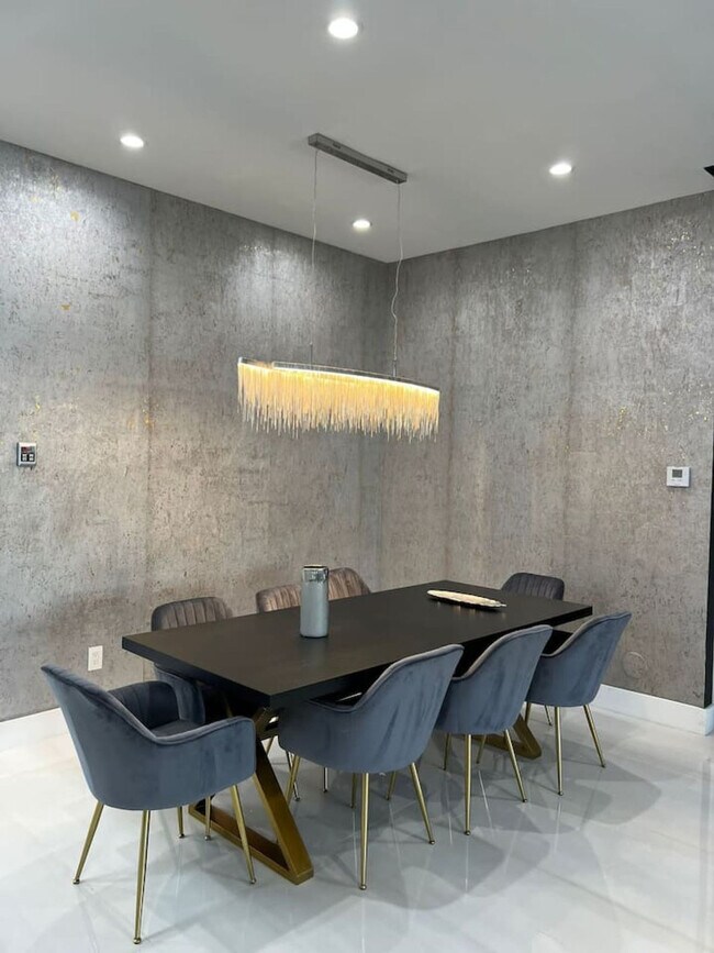 Building Photo - 547 NE 16th Ave