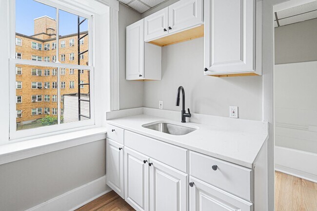 Primary Photo - 100 Appleton St