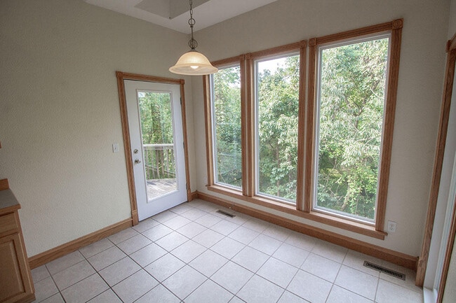 Building Photo - 1420 Bradford Dr