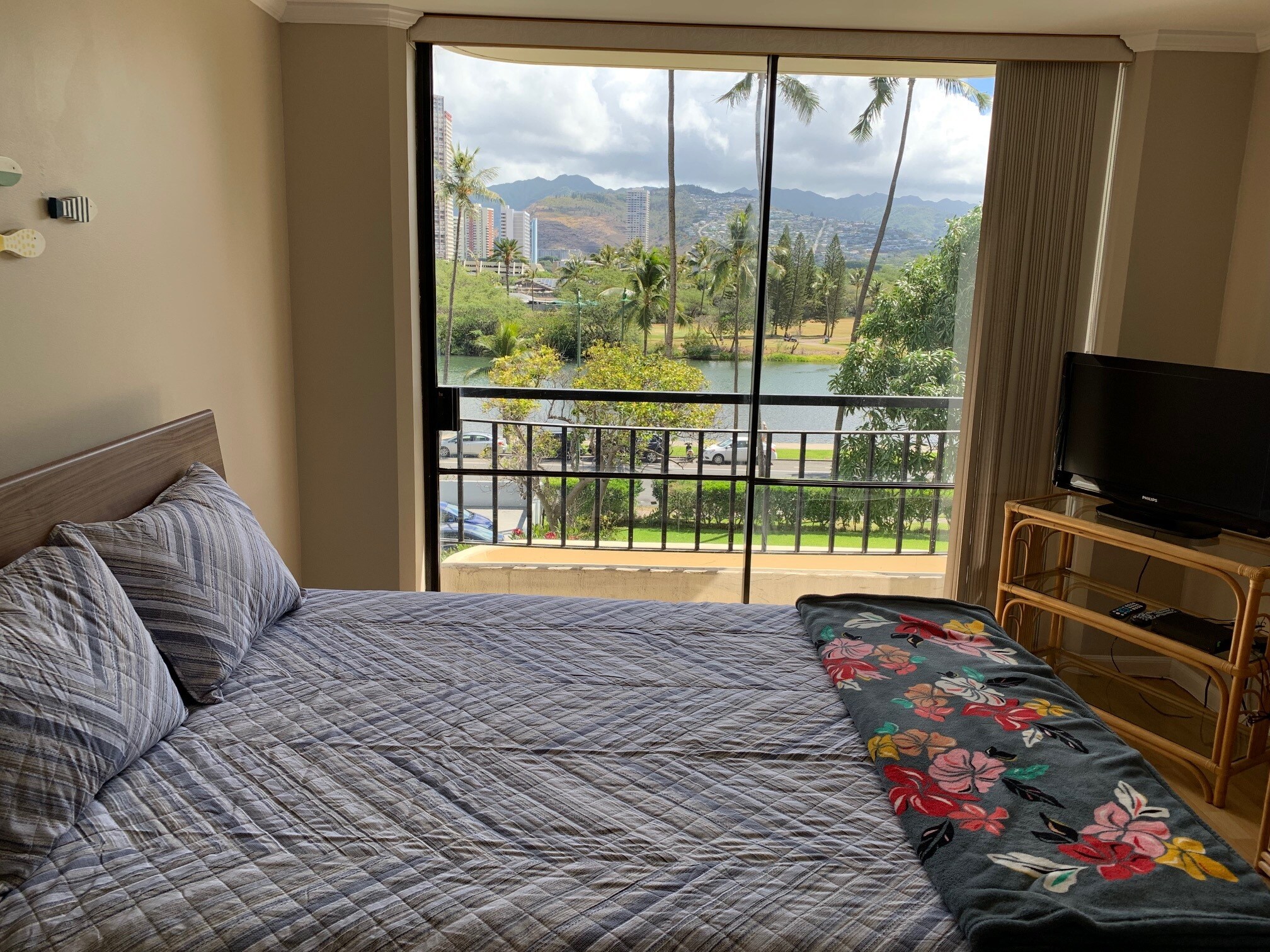 Direct views of the canal and mountains - 440 Seaside Ave