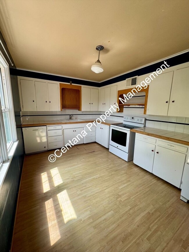 Building Photo - 5 bedroom 3 bath house with fenced yard