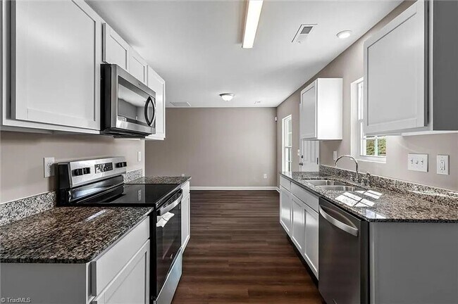 Building Photo - *** Move in Ready ***