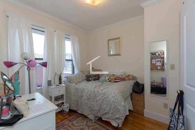 Building Photo - Large, sunny, nicely renovated top floor u...