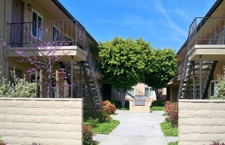 Building Photo - 1181 E Hollyvale St