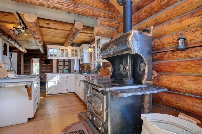 Building Photo - Mountain Log Home for Rent with views and ...