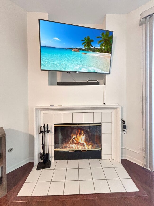 Building Photo - Updated 2-Bed, 2.5-Bath Townhome with Mode...