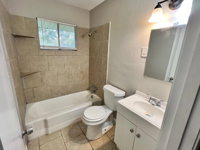 Building Photo - 4368 Gardenview Dr