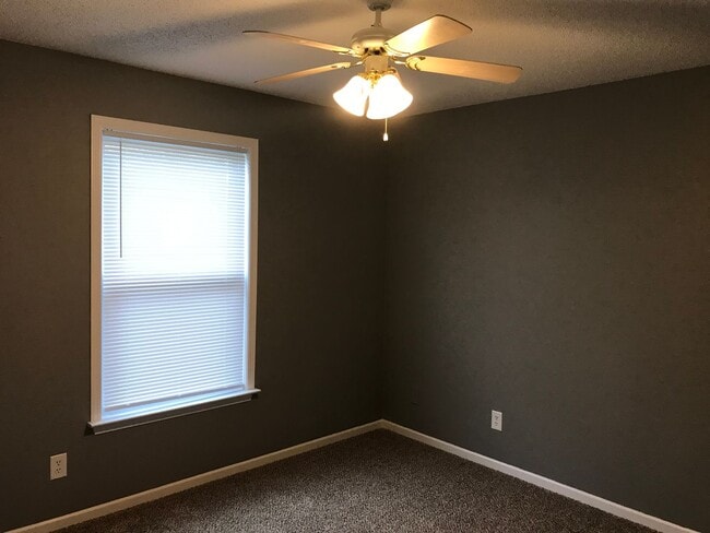 Building Photo - Franklin IN - 4 BR home