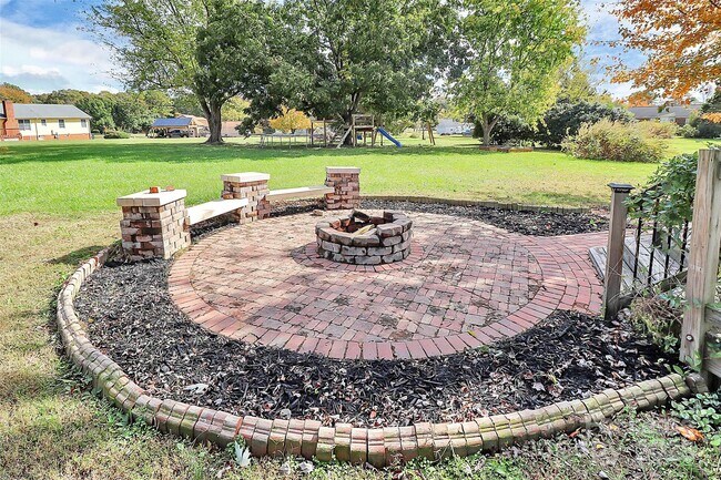 Building Photo - 4227 Deerfield Dr