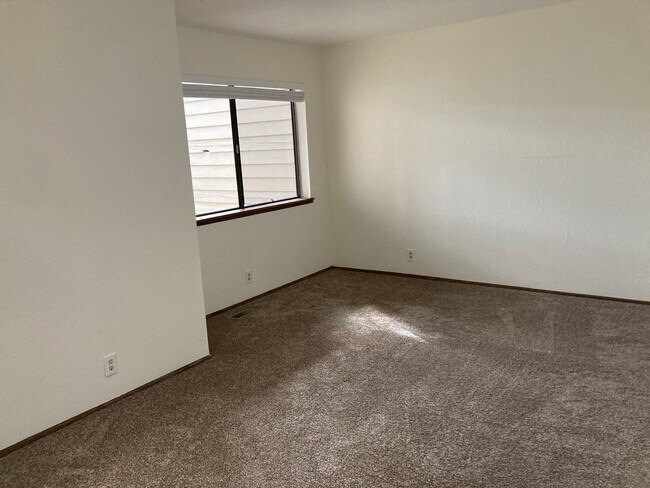 Building Photo - Enchanting Four Bedroom Two and Half Bath Condo in North Meadow Bay.