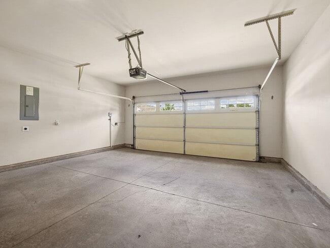 Building Photo - Beautiful 4 BR, 2 BA Home, 2 Car Garage wi...