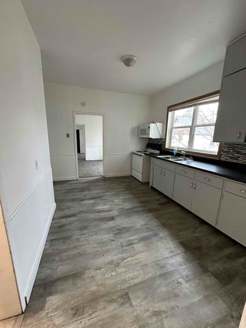 Building Photo - 416 Main Ave N