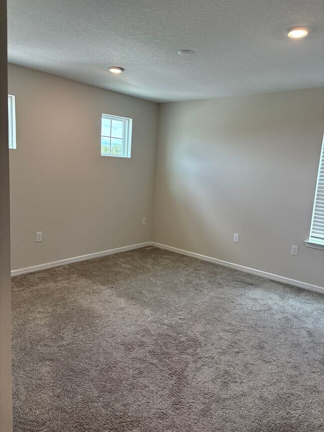 Building Photo - Spacious 5-Bedroom Home for Rent in Lake P...