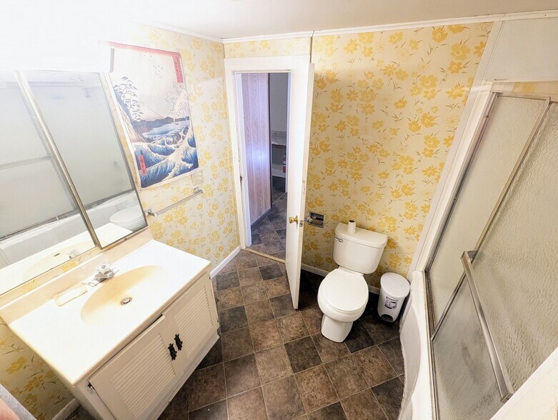 Bathroom 2 - 6 Green St