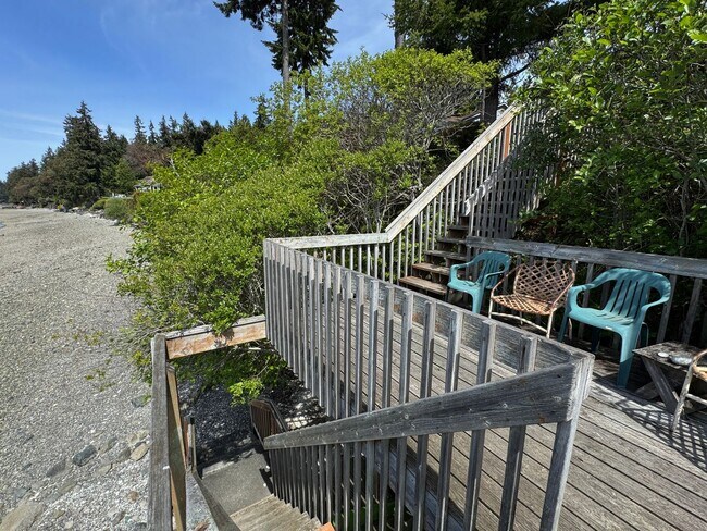 Building Photo - Stunning completely remodeled waterfront P...