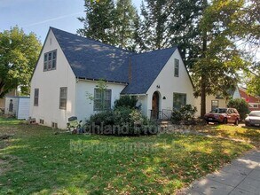 Building Photo - 520 NE Maple St