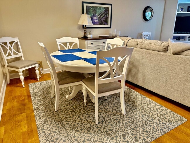 Building Photo - Spacious Two Bedroom Condo in the Crescent!