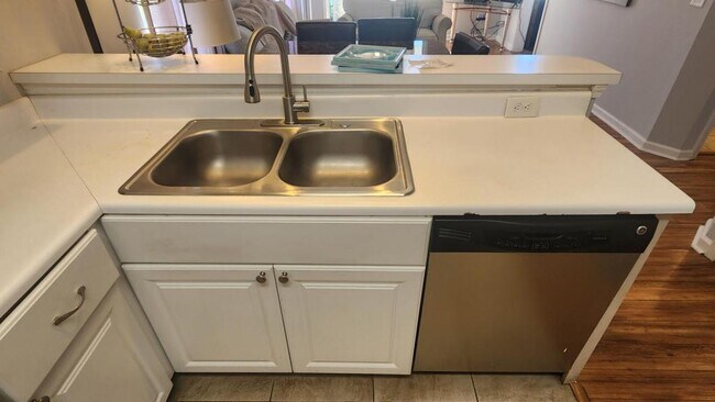 Building Photo - 476 River Oaks Dr