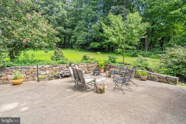 Building Photo - 5135 Summit Dr