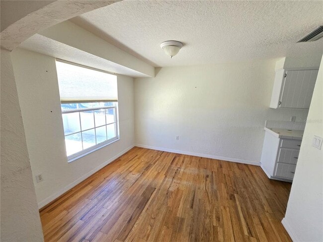 Building Photo - 3616 Royal Palm Dr