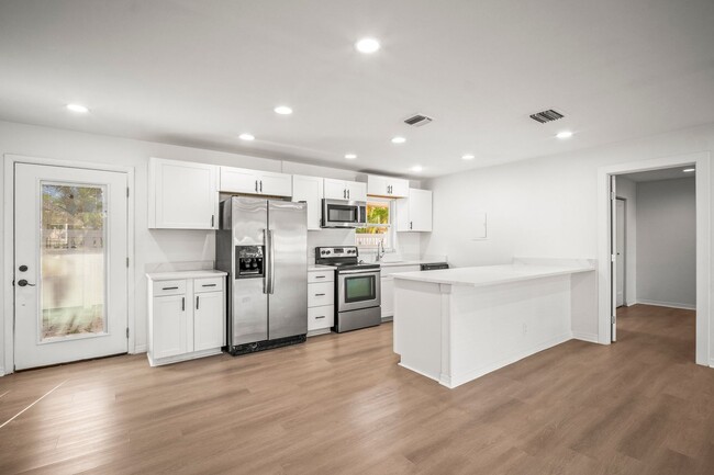 Building Photo - Fully Renovated 3 Beds 2 baths condo off M...