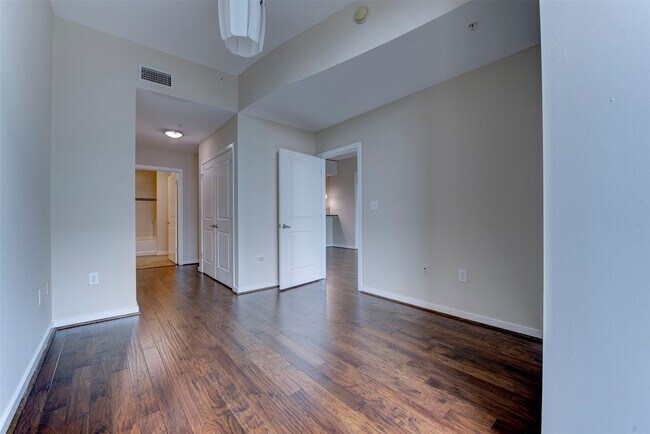 Building Photo - 5925 Almeda Rd