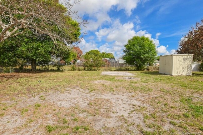 Building Photo - 1365 SW Gastador Ave