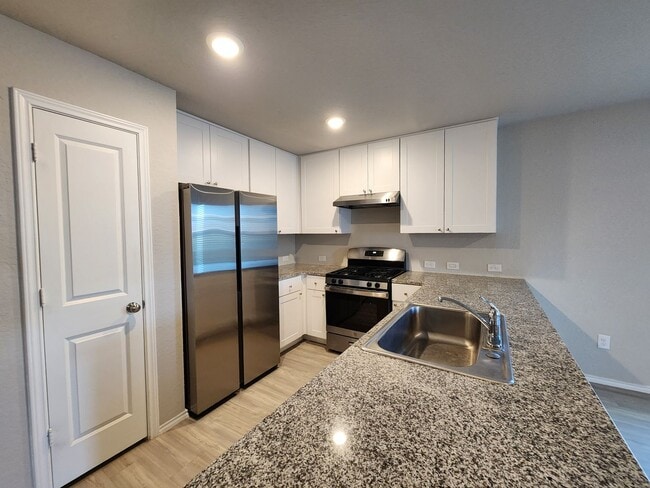 Building Photo - 3/2/2 in Heather Glen / Fridge Included / Fenced in Back Yard / CISD