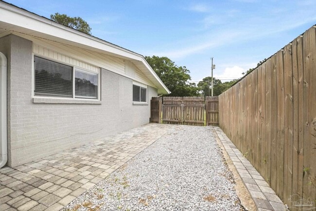 Building Photo - 302 Loruna Dr