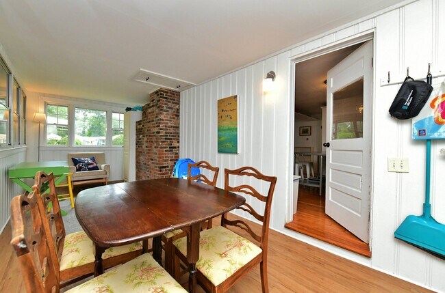 Building Photo - 22 Datewood St