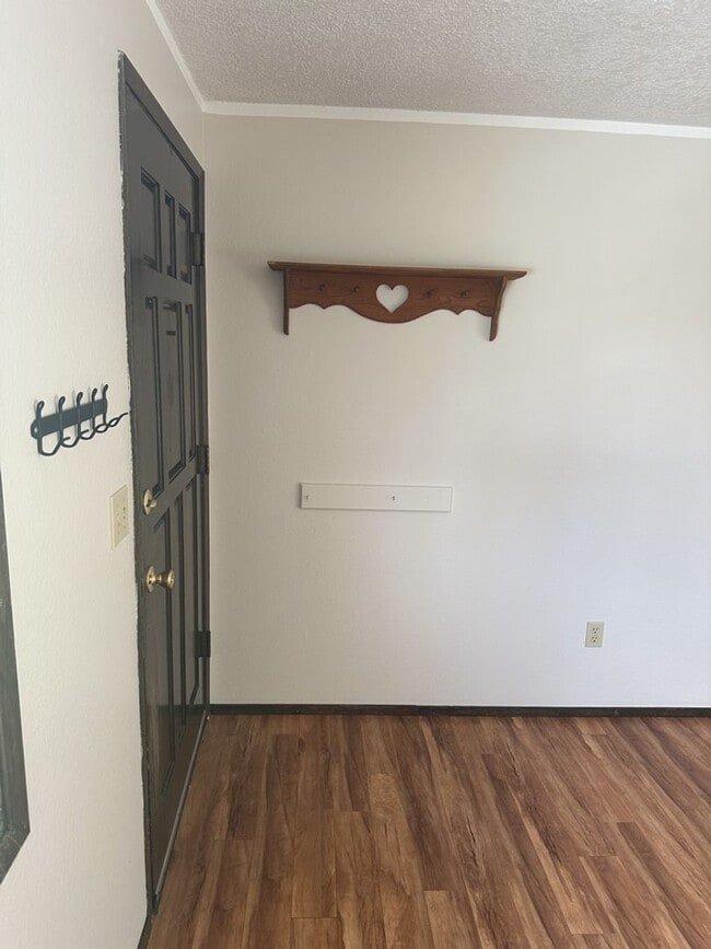 Building Photo - Ranch home with large fenced back yard