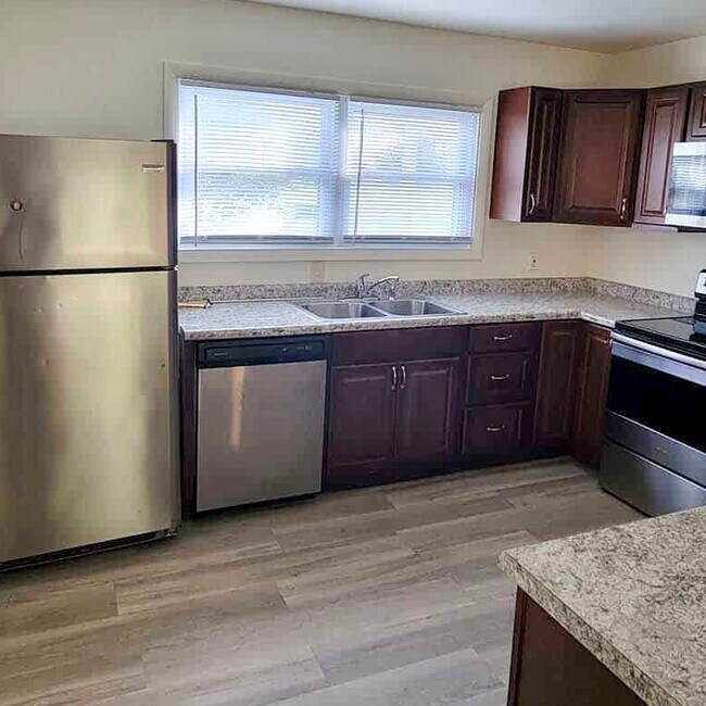 Building Photo - 2407 Carrelton Dr