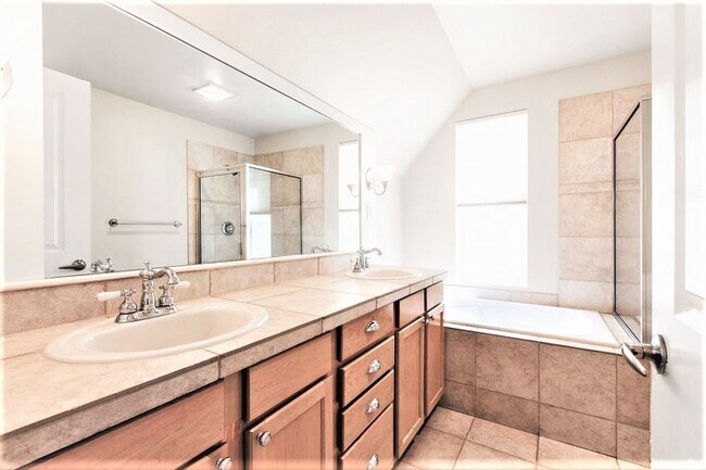 Building Photo - Absolutely Charming 3-Bed 2.5-Bath Home with One Car Garage!