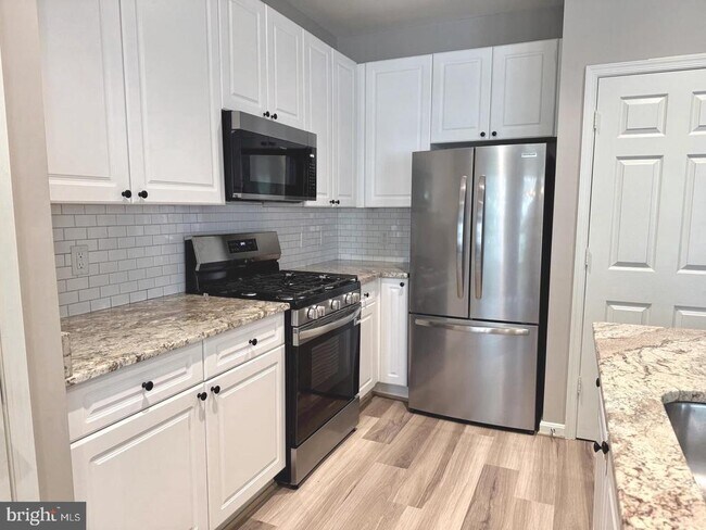 Building Photo - 2663 Manhattan Pl