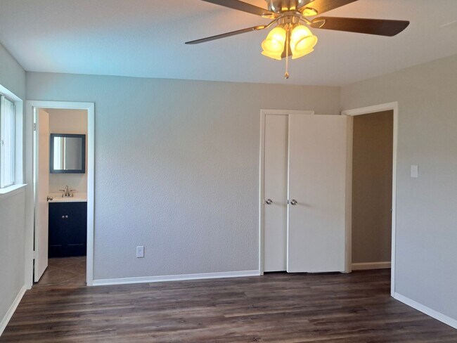 Building Photo - Spacious 3 bedroom 2 bath home w/ swimming...