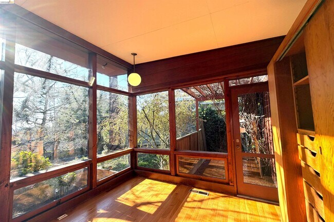 Building Photo - 25 Sunset Dr