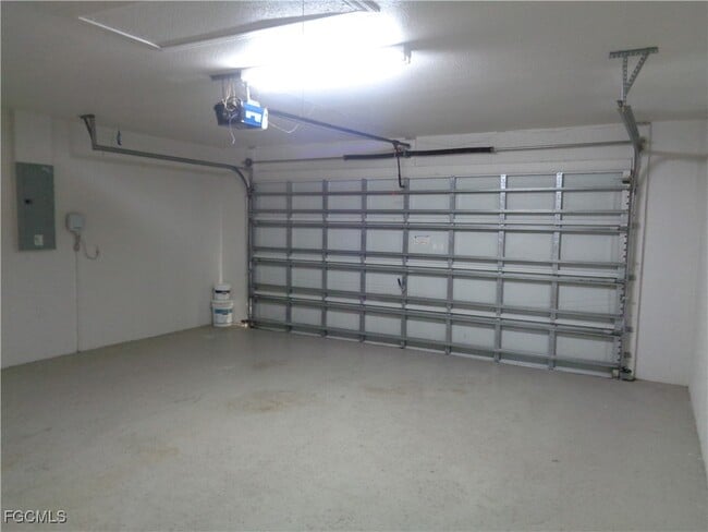 Building Photo - 2716 SW 12th Pl