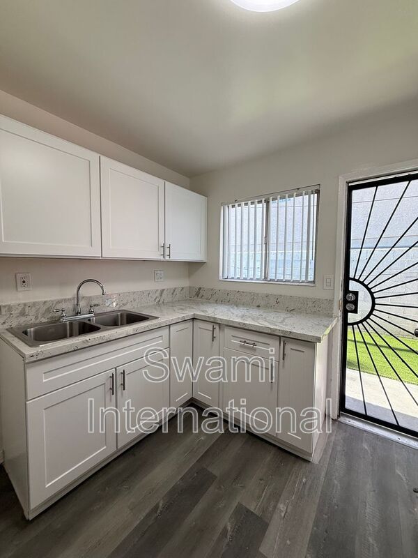 Building Photo - 13448 1/2-13612-22 Doty Ave