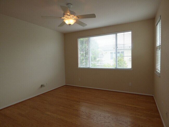 Building Photo - Spacious Townhouse located in Poinsettia Heights