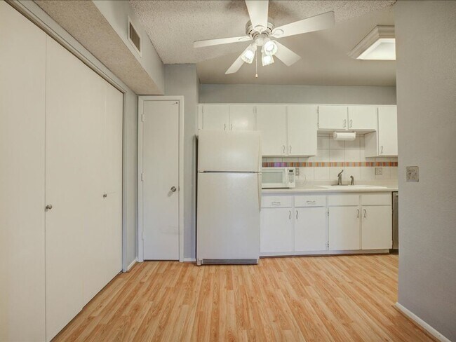 Building Photo - 2 Bedroom 2 Bathroom Retreat with Community Pool & Spa!