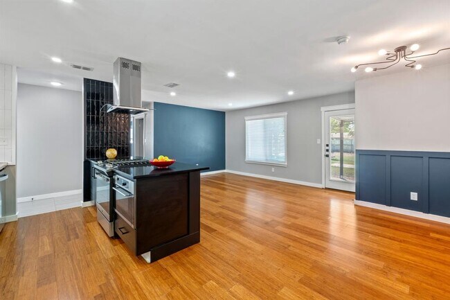 Building Photo - 1113 S Meadows Dr