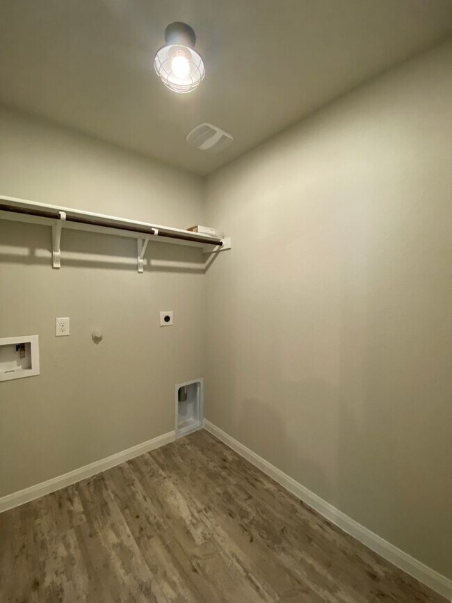 Building Photo - Voss Farms / Fridge Included / Separate Di...