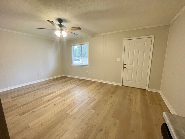 Building Photo - 1 Bed/1 Bath Apartment for Rent in Brandon 042!