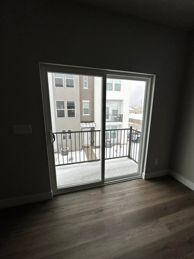 Building Photo - 1069 S 2560 E